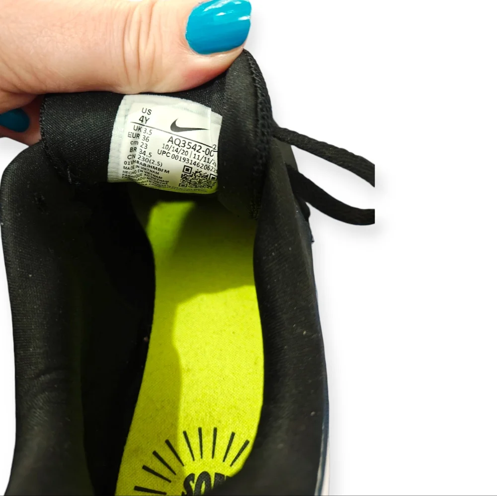 Size 4 Y Nike Running Shoes Boys Nike Sneakers Like New!! - Picture 5 of 6